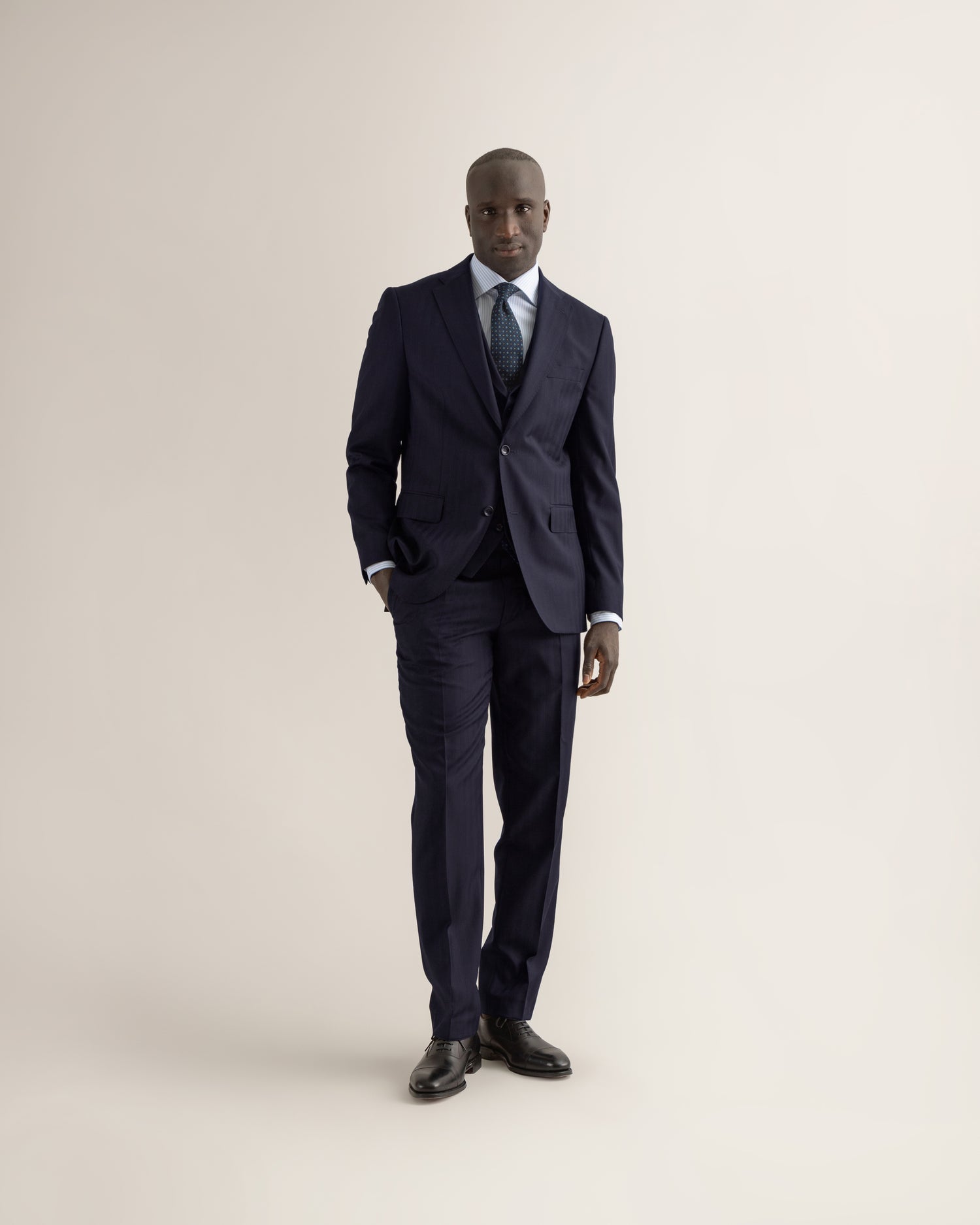 Elegant Wool Suit in Navy Herringbone