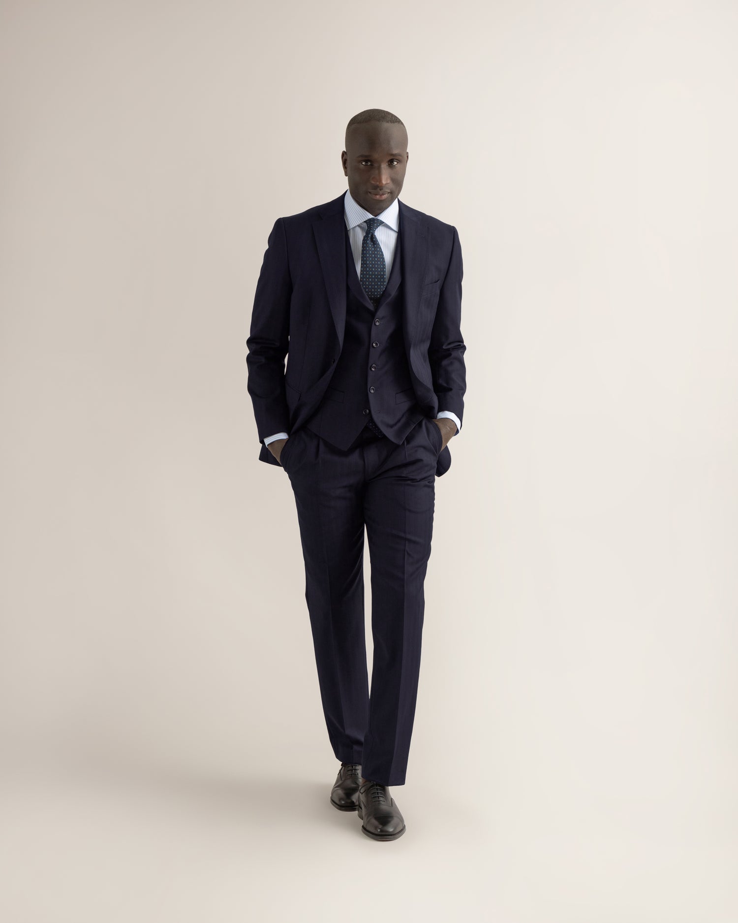 Elegant Wool Suit in Navy Herringbone