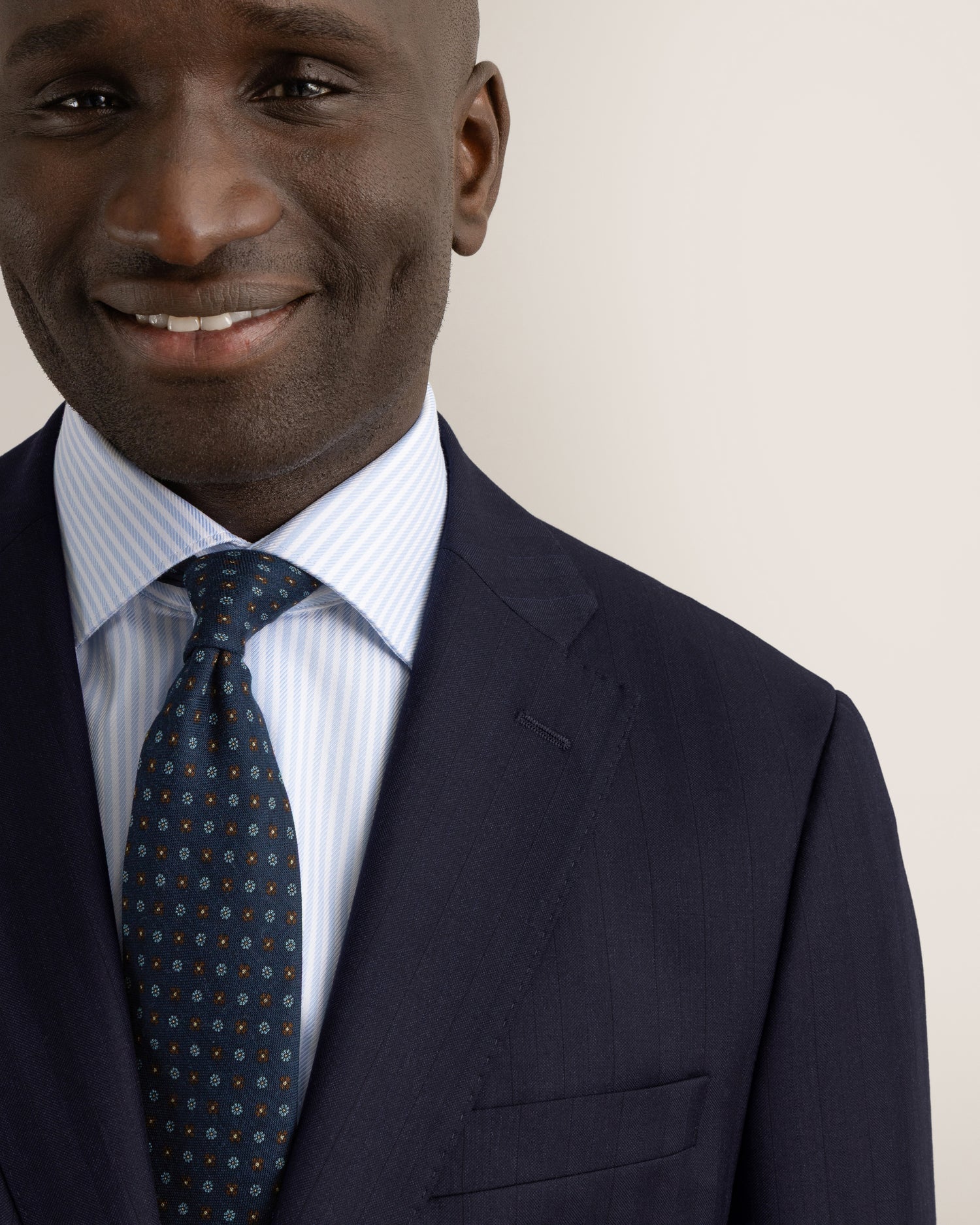 Elegant Wool Suit in Navy Herringbone